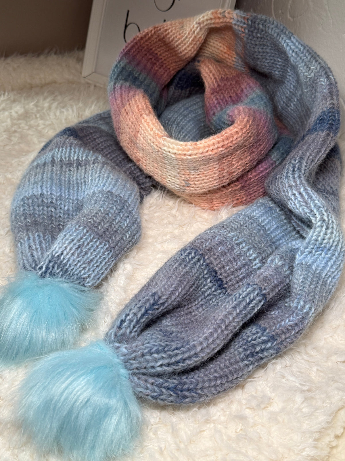 Kuschelschal xL mit blauen Bommeln – Farbverlauf in Blau-Beige-Lila
