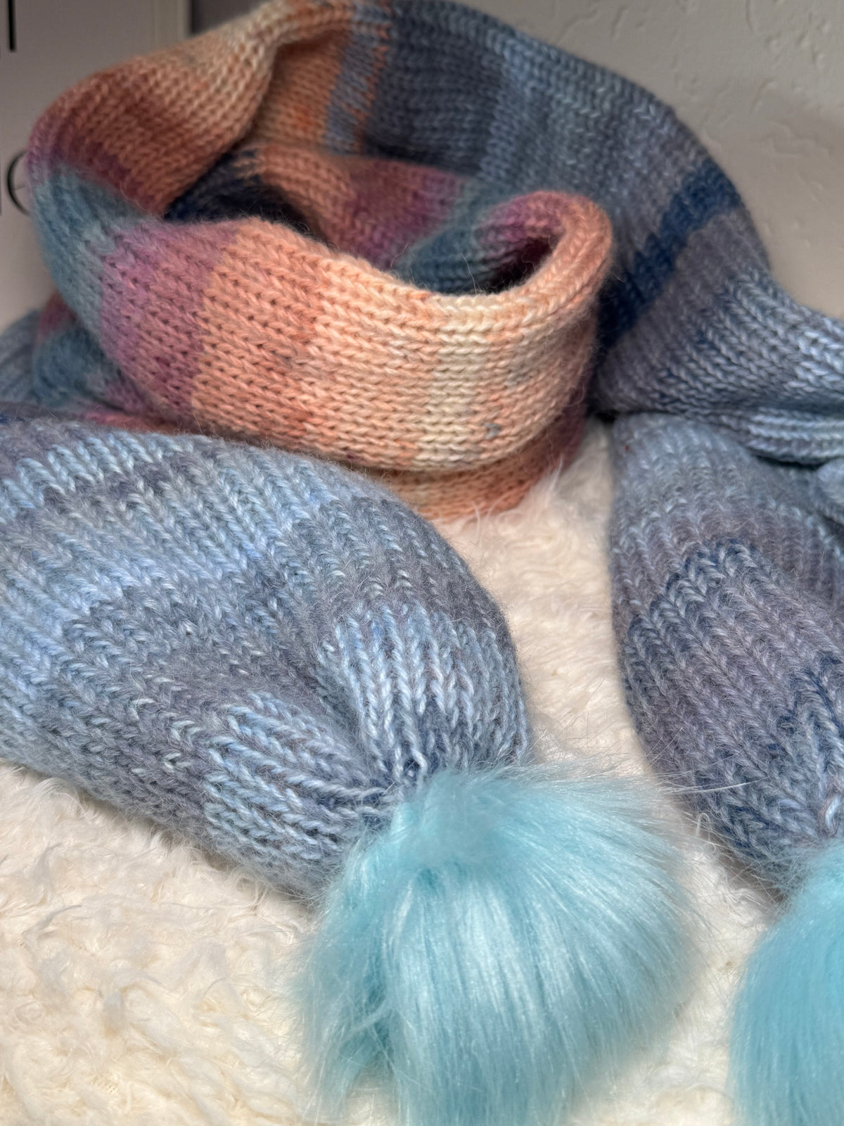 Kuschelschal xL mit blauen Bommeln – Farbverlauf in Blau-Beige-Lila