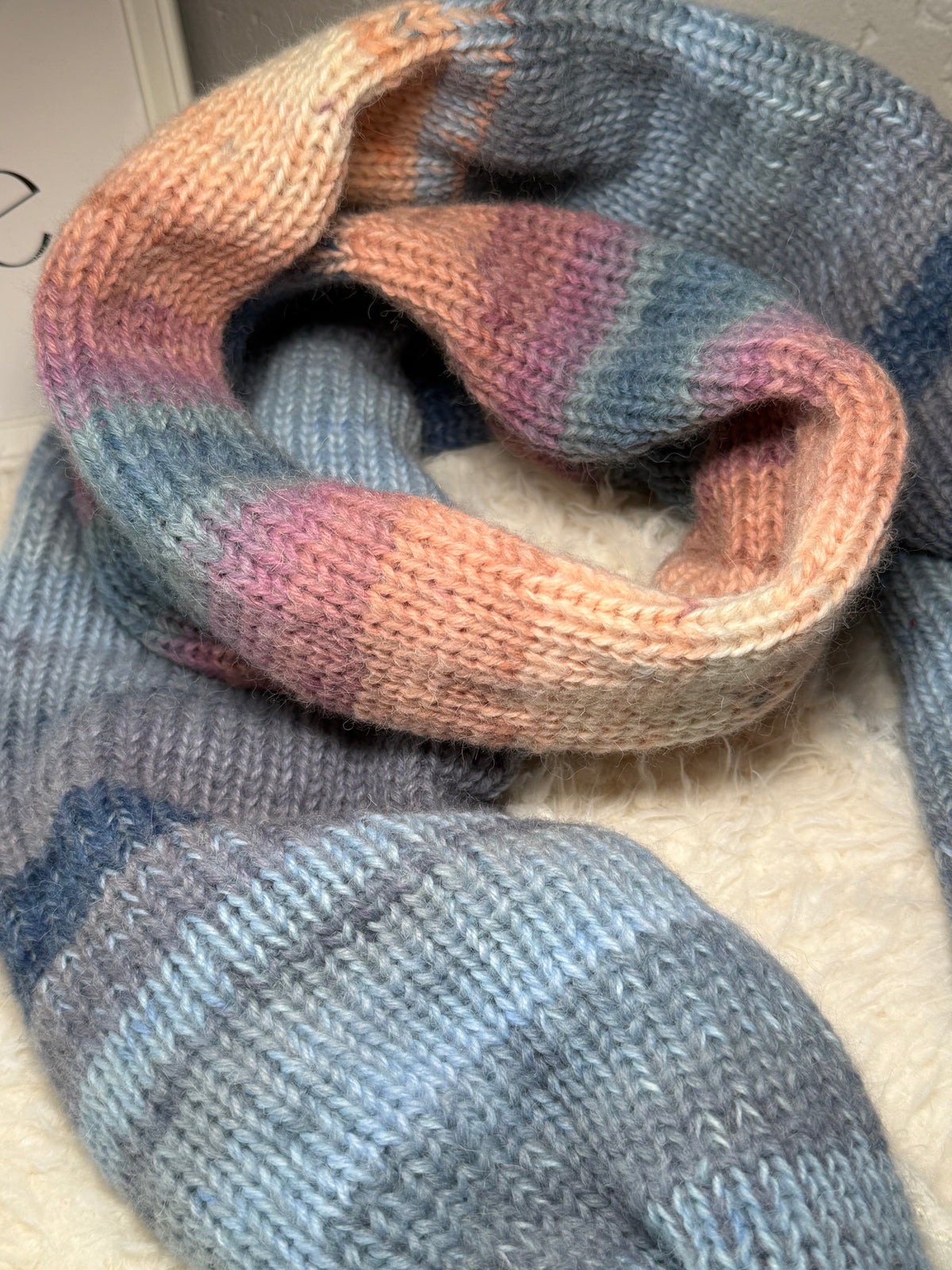Kuschelschal xL mit blauen Bommeln – Farbverlauf in Blau-Beige-Lila