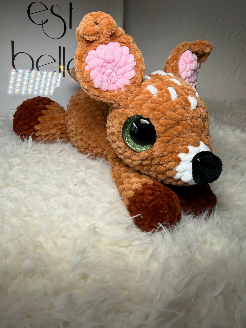 Handgehäkeltes Reh aus brauner Chenille