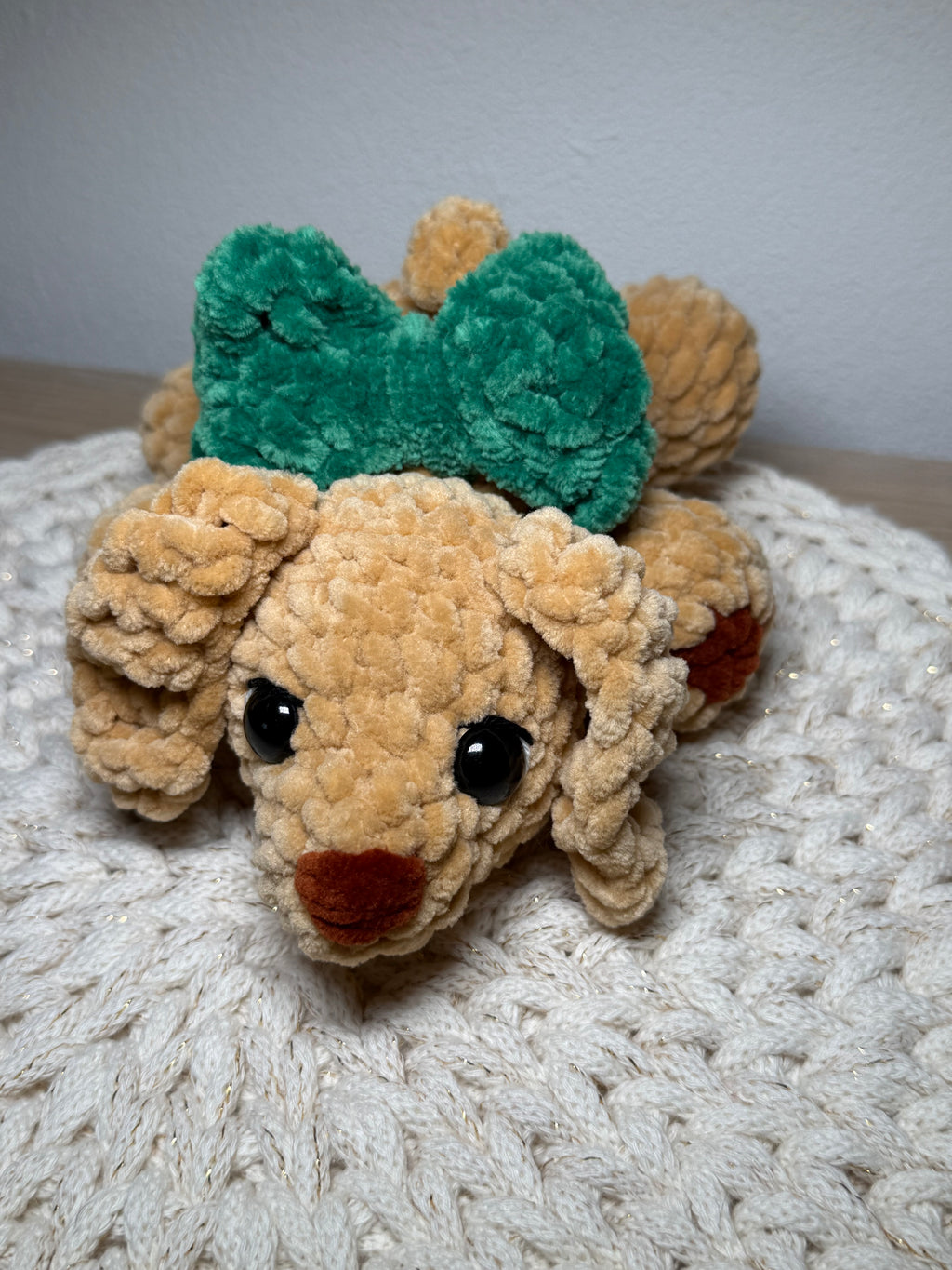 Dackel mit Schleife – Gehäkeltes Amigurumi