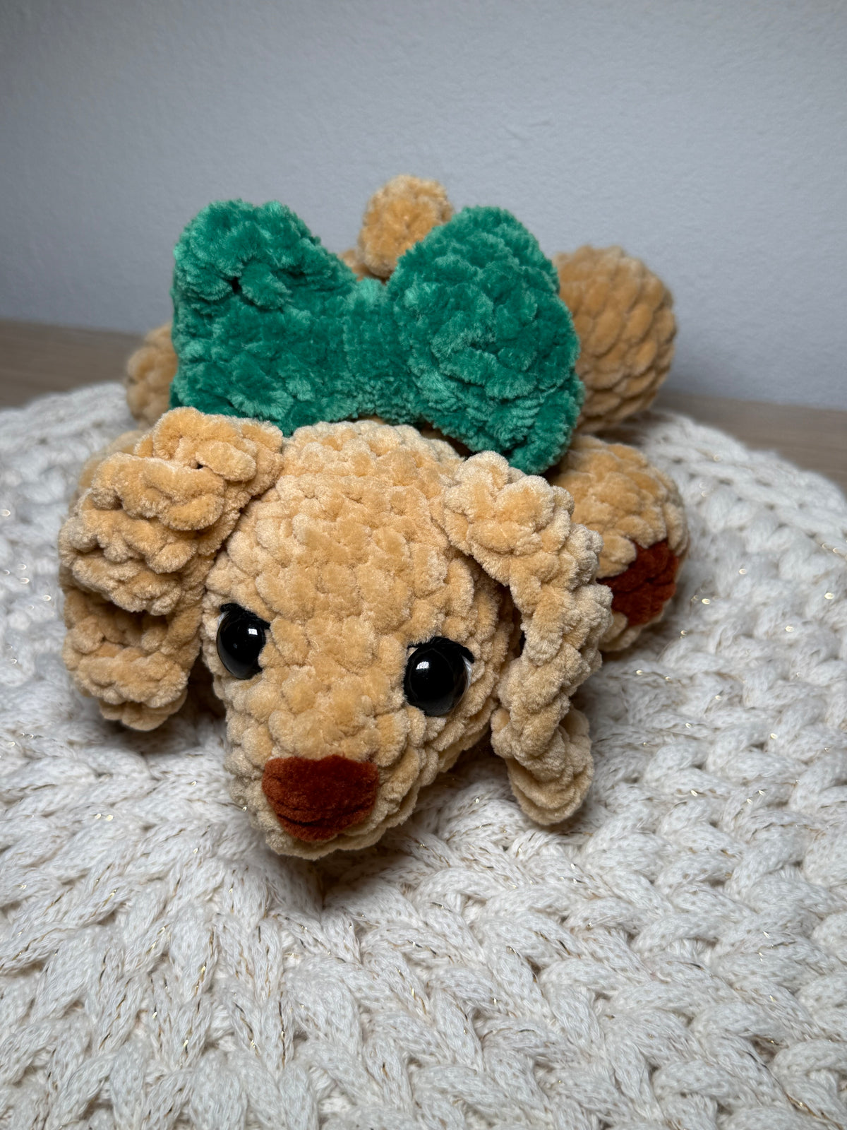 Dackel mit Schleife – Gehäkeltes Amigurumi