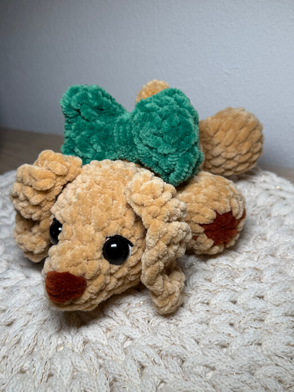 Dackel mit Schleife – Gehäkeltes Amigurumi