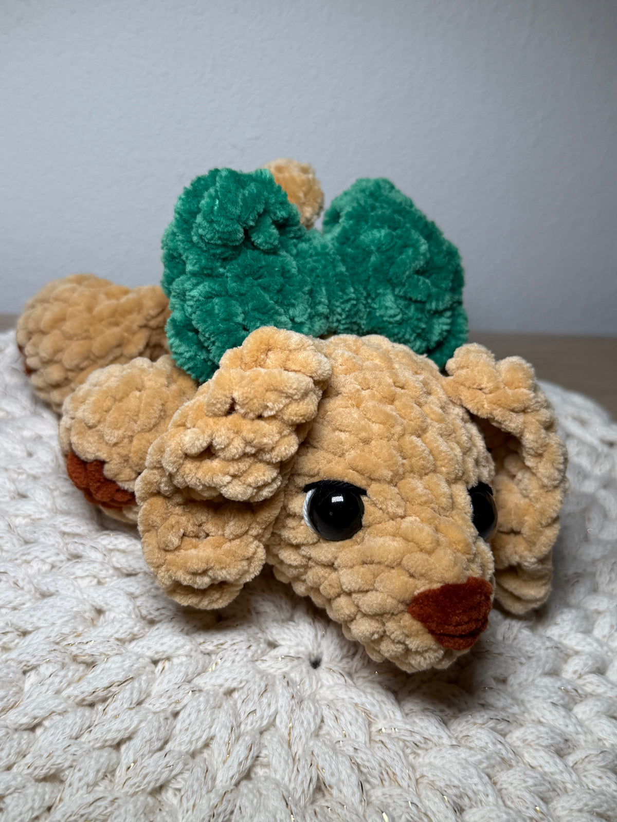 Dackel mit Schleife – Gehäkeltes Amigurumi