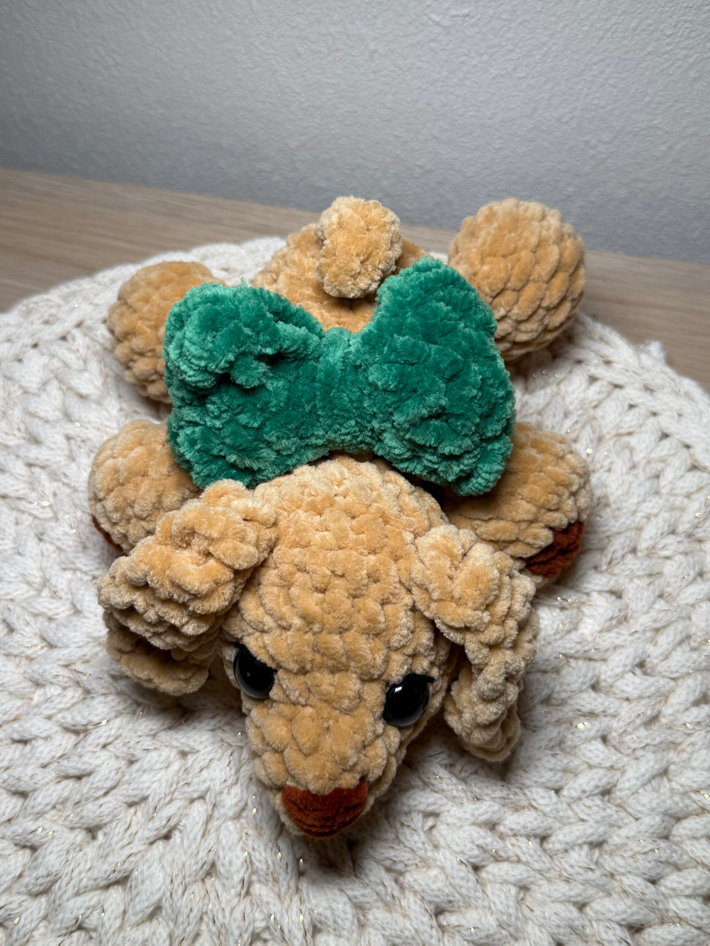 Dackel mit Schleife – Gehäkeltes Amigurumi