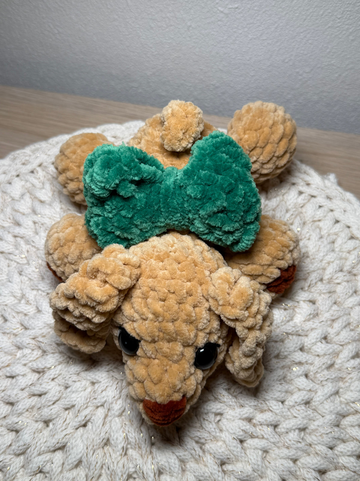 Dackel mit Schleife – Gehäkeltes Amigurumi