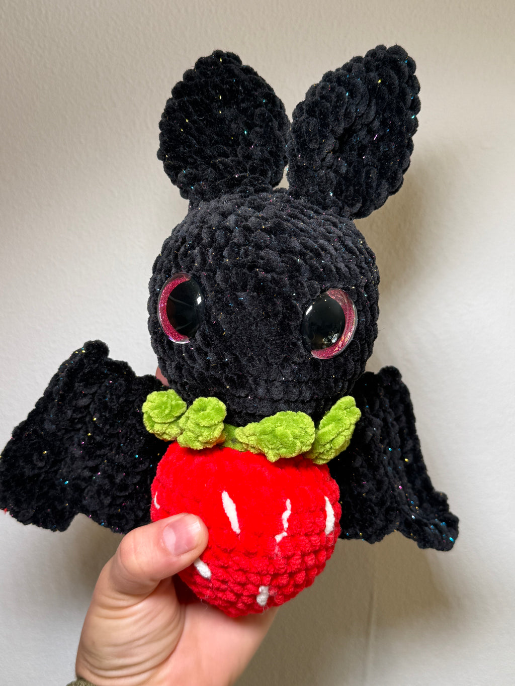 🦇🍓 Feli die Erdbeer-Fledermaus – handgehäkeltes Amigurumi Kuscheltier (ca. 24 cm)