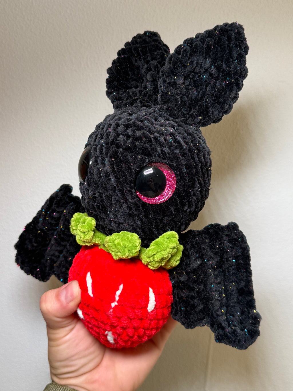 🦇🍓 Feli die Erdbeer-Fledermaus – handgehäkeltes Amigurumi Kuscheltier (ca. 24 cm)