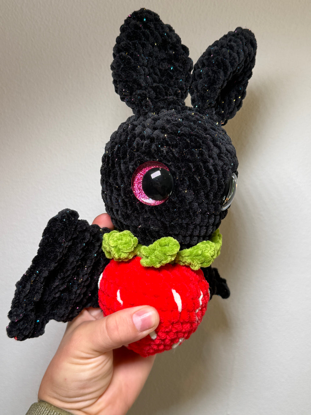 🦇🍓 Feli die Erdbeer-Fledermaus – handgehäkeltes Amigurumi Kuscheltier (ca. 24 cm)
