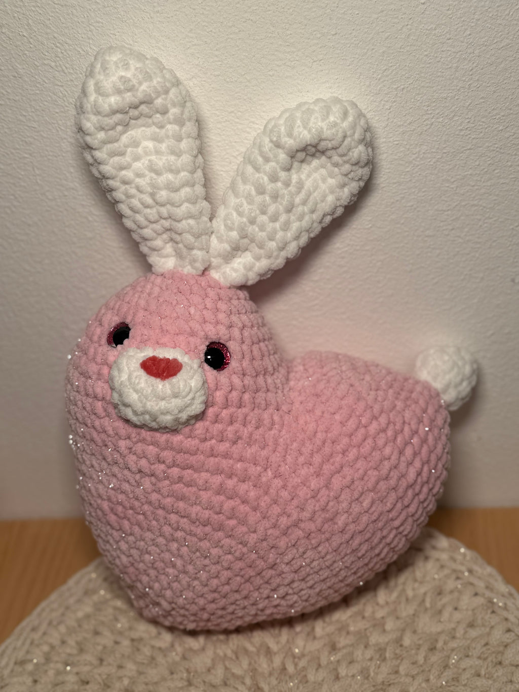 Handgehäkeltes Herz mit Hasengesicht – ca. 35 cm
