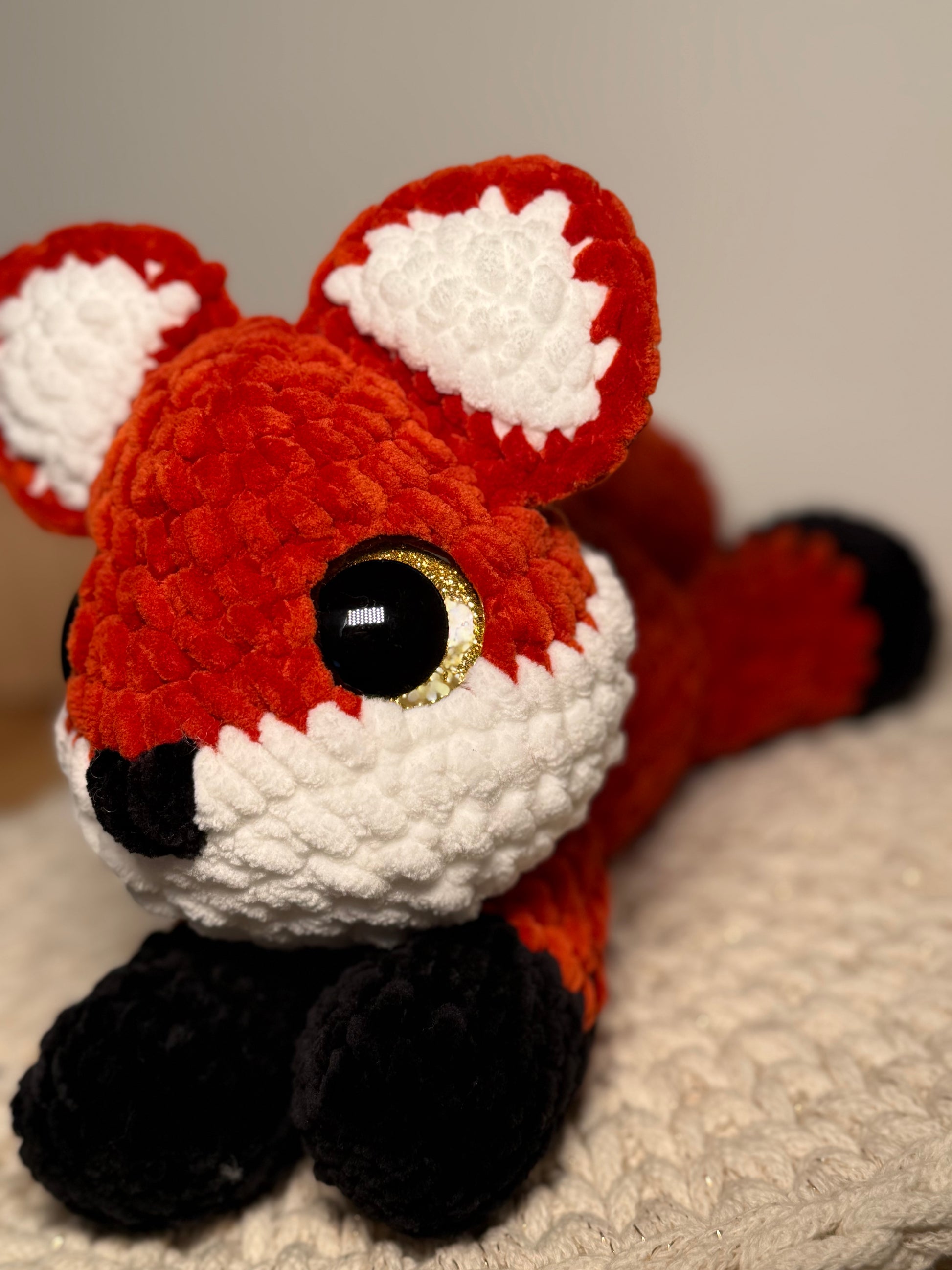 Handgehäkelter Fuchs aus Chenille-Wolle – ca. 31 cm