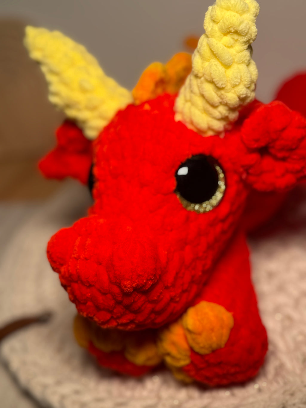 Handgehäkelter Drache aus Chenille-Wolle – ca. 33 cm