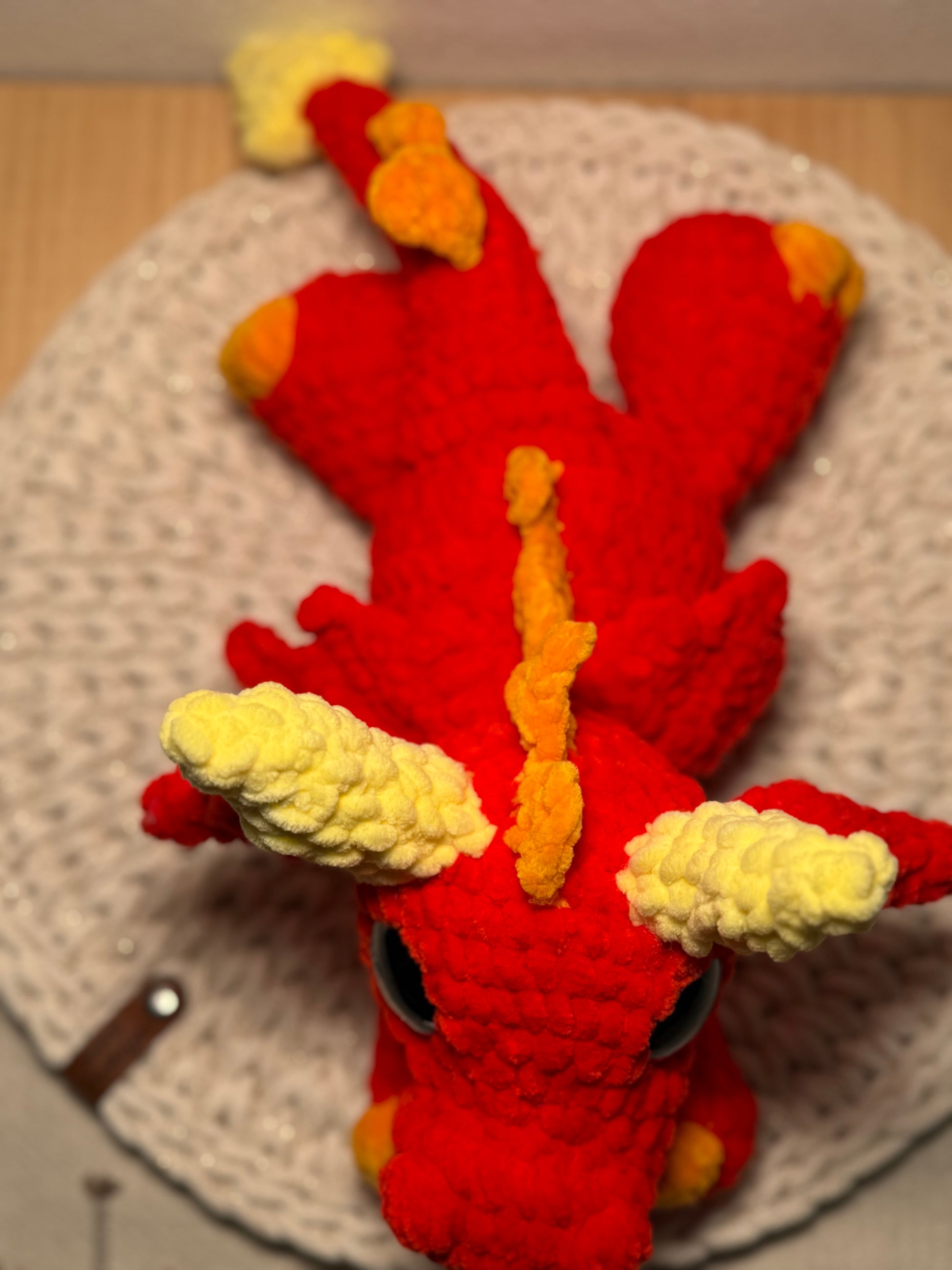 Handgehäkelter Drache aus Chenille-Wolle – ca. 33 cm