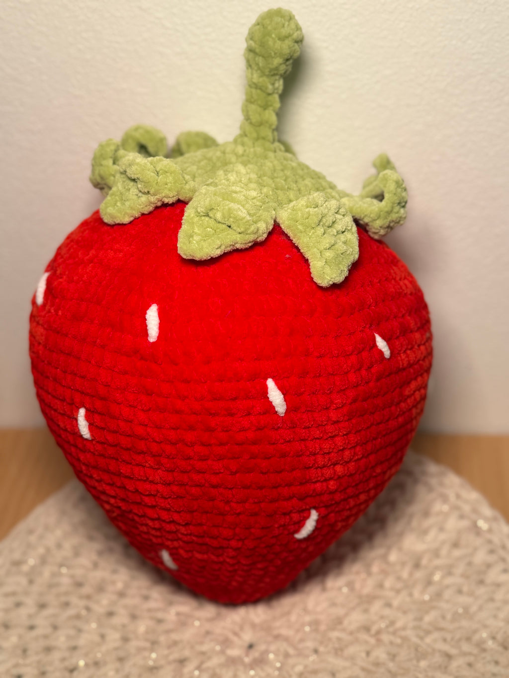 🍓 Große gehäkelte Erdbeere – ca. 30 cm | Handgemacht aus Leami Chenille