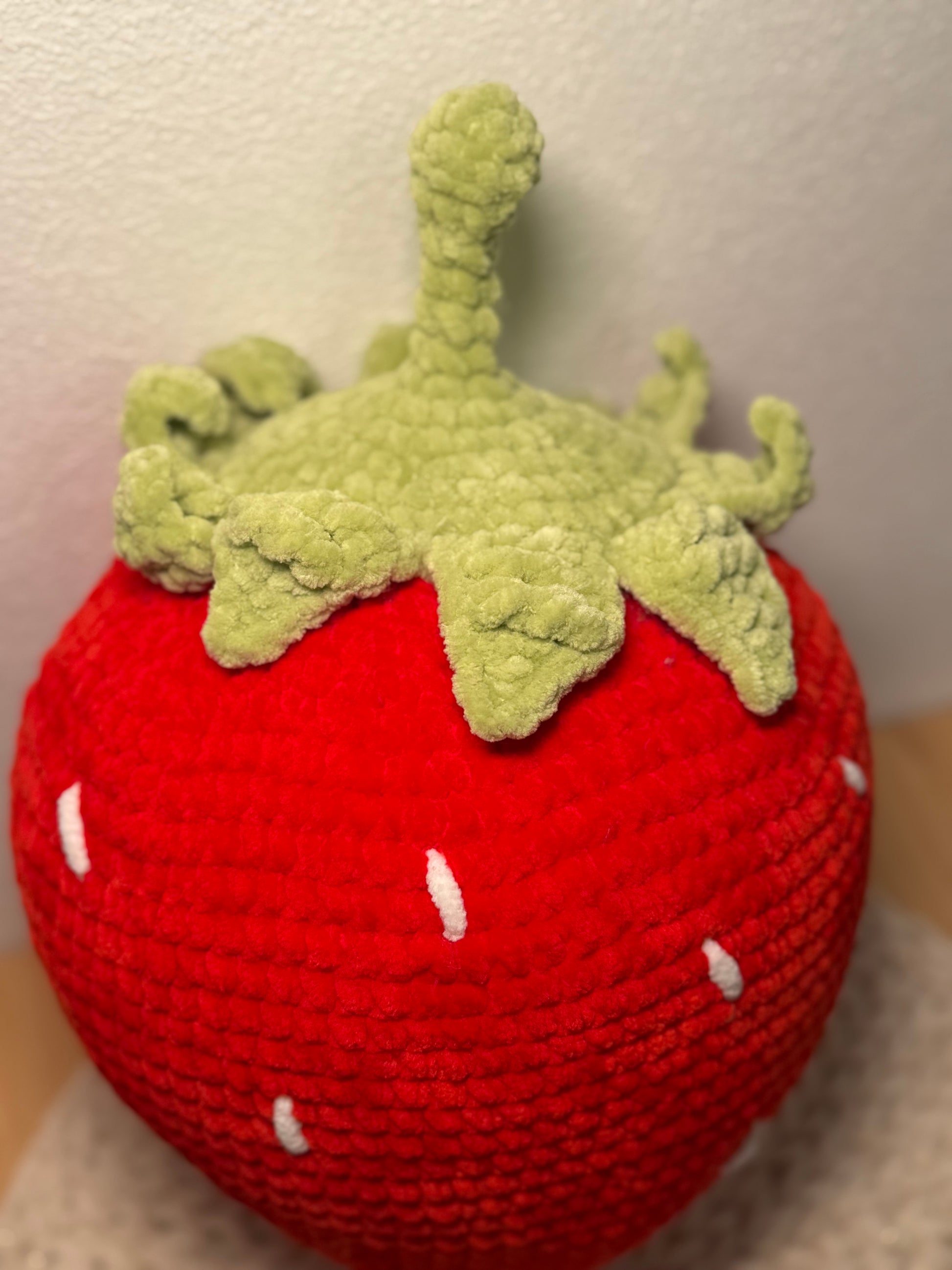 🍓 Große gehäkelte Erdbeere – ca. 30 cm | Handgemacht aus Leami Chenille