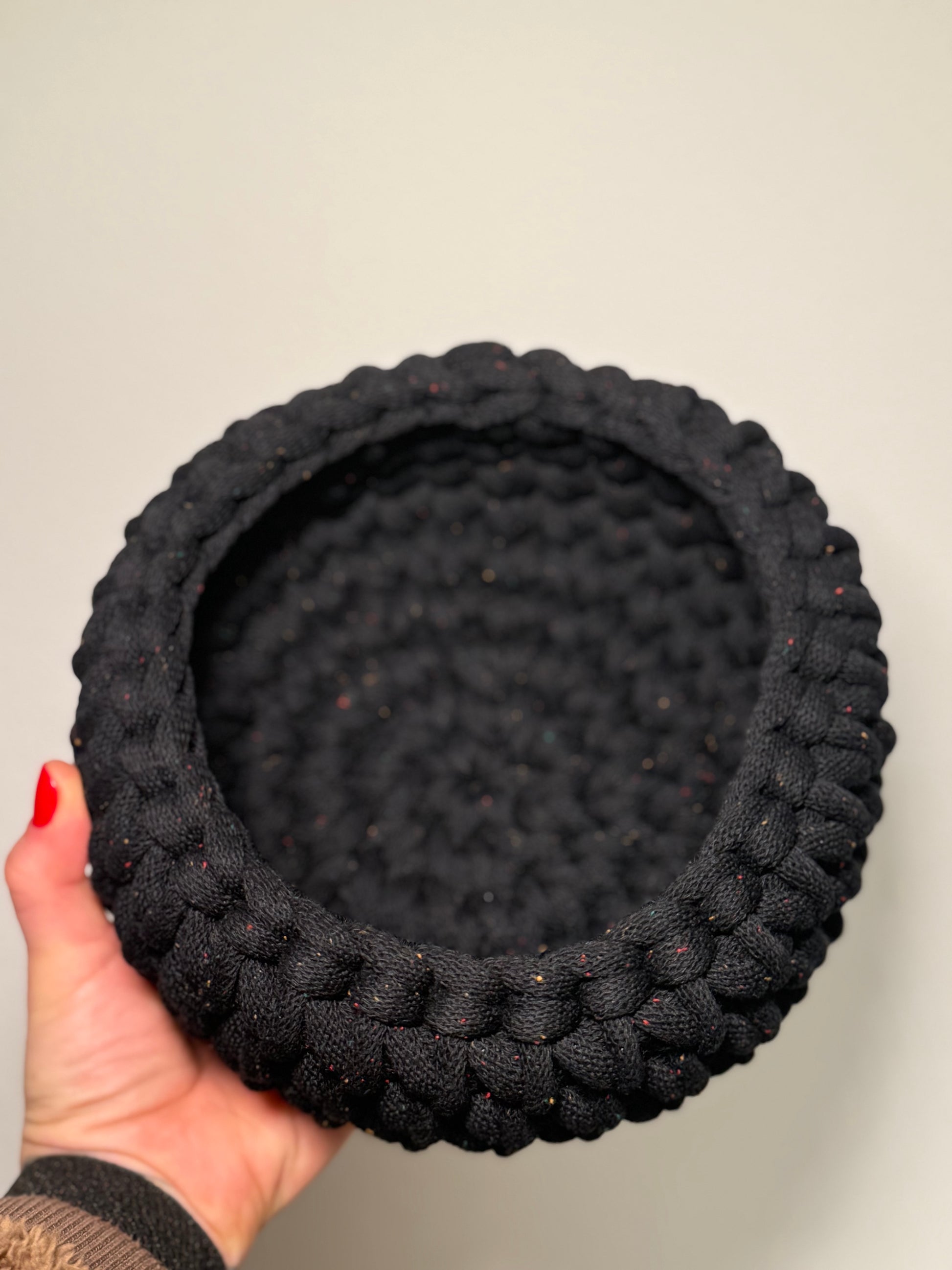 Handgehäkelter Korb in Schwarz meliert 🧶