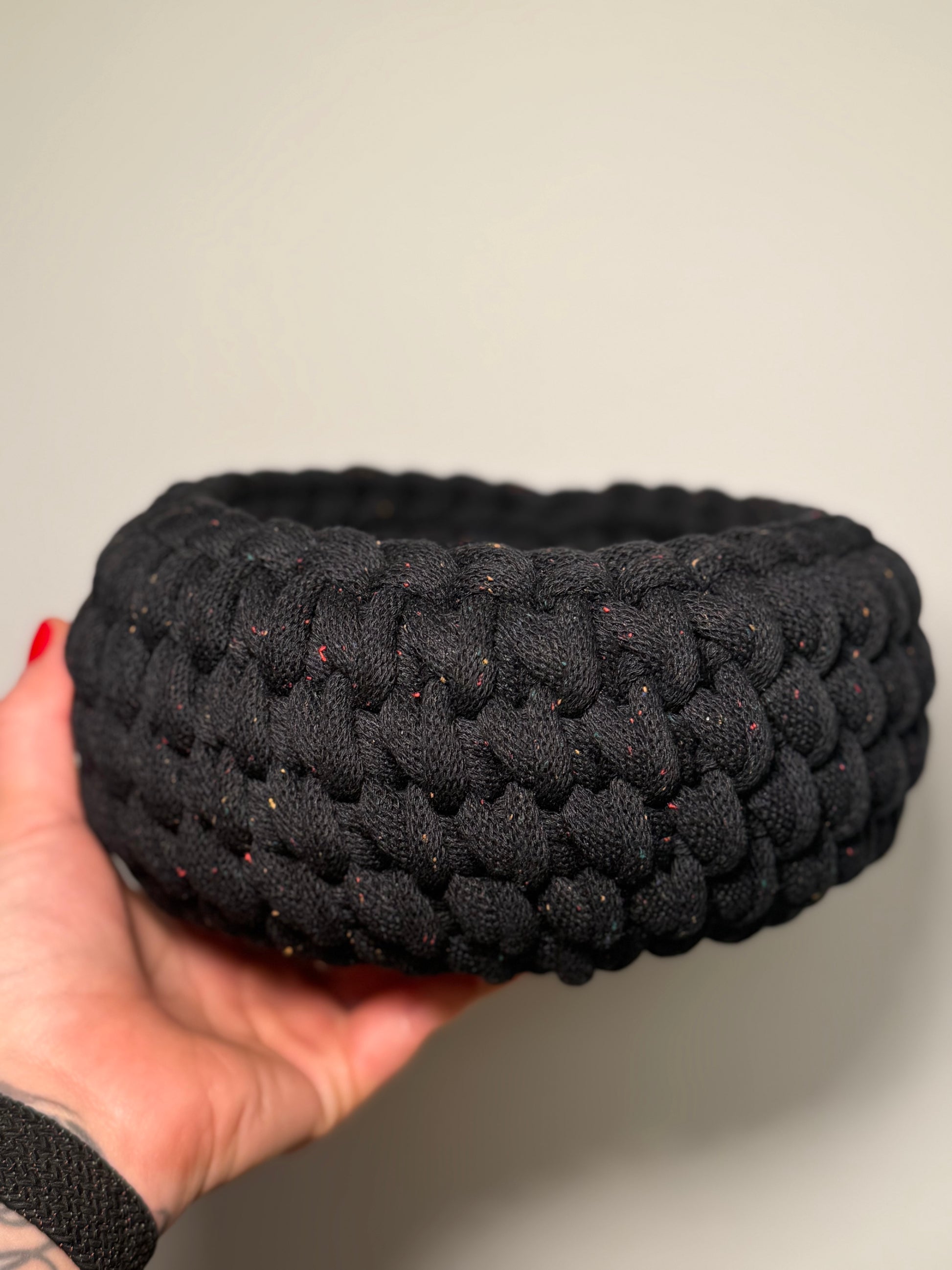 Handgehäkelter Korb in Schwarz meliert 🧶