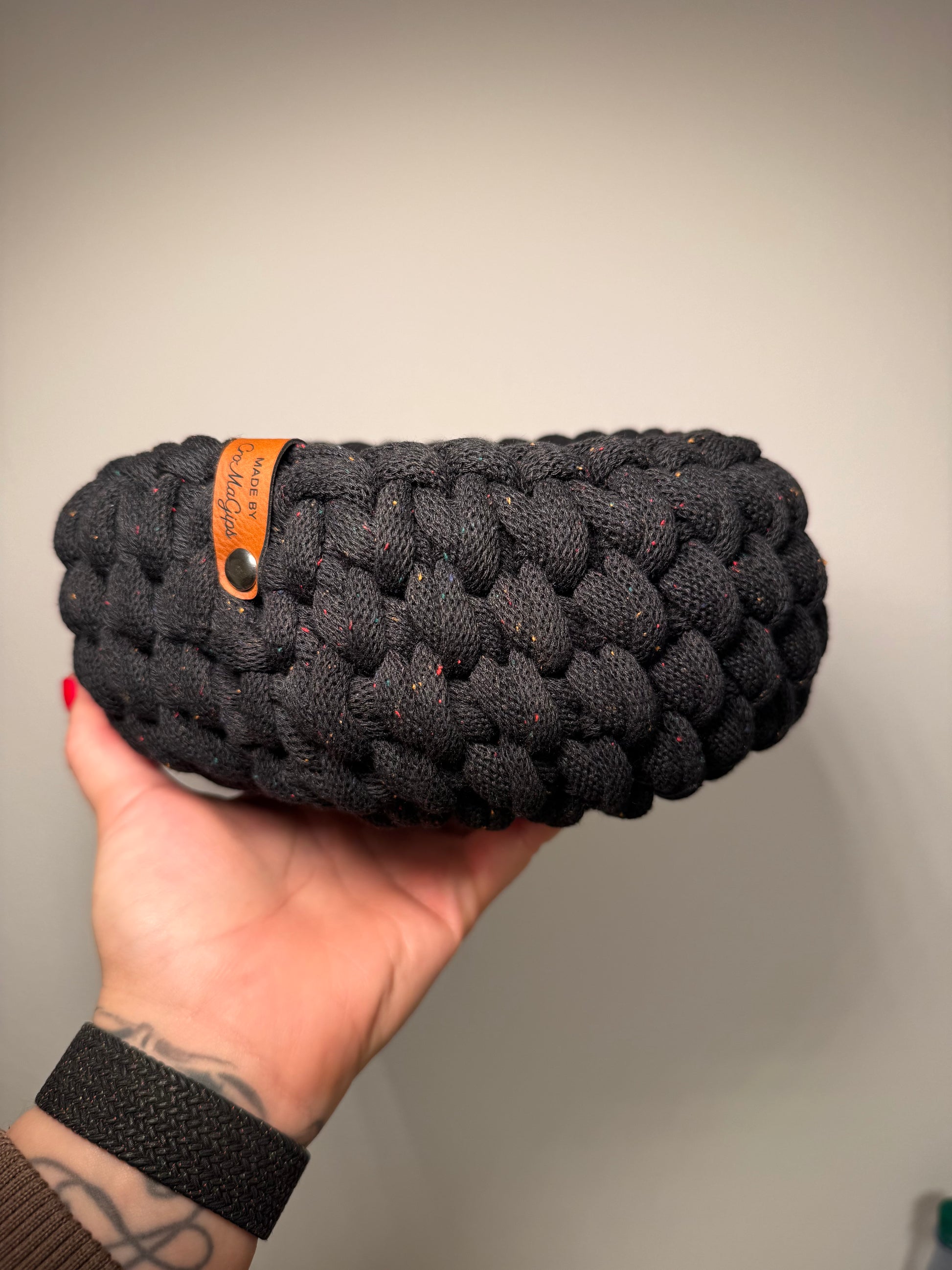 Handgehäkelter Korb in Schwarz meliert 🧶