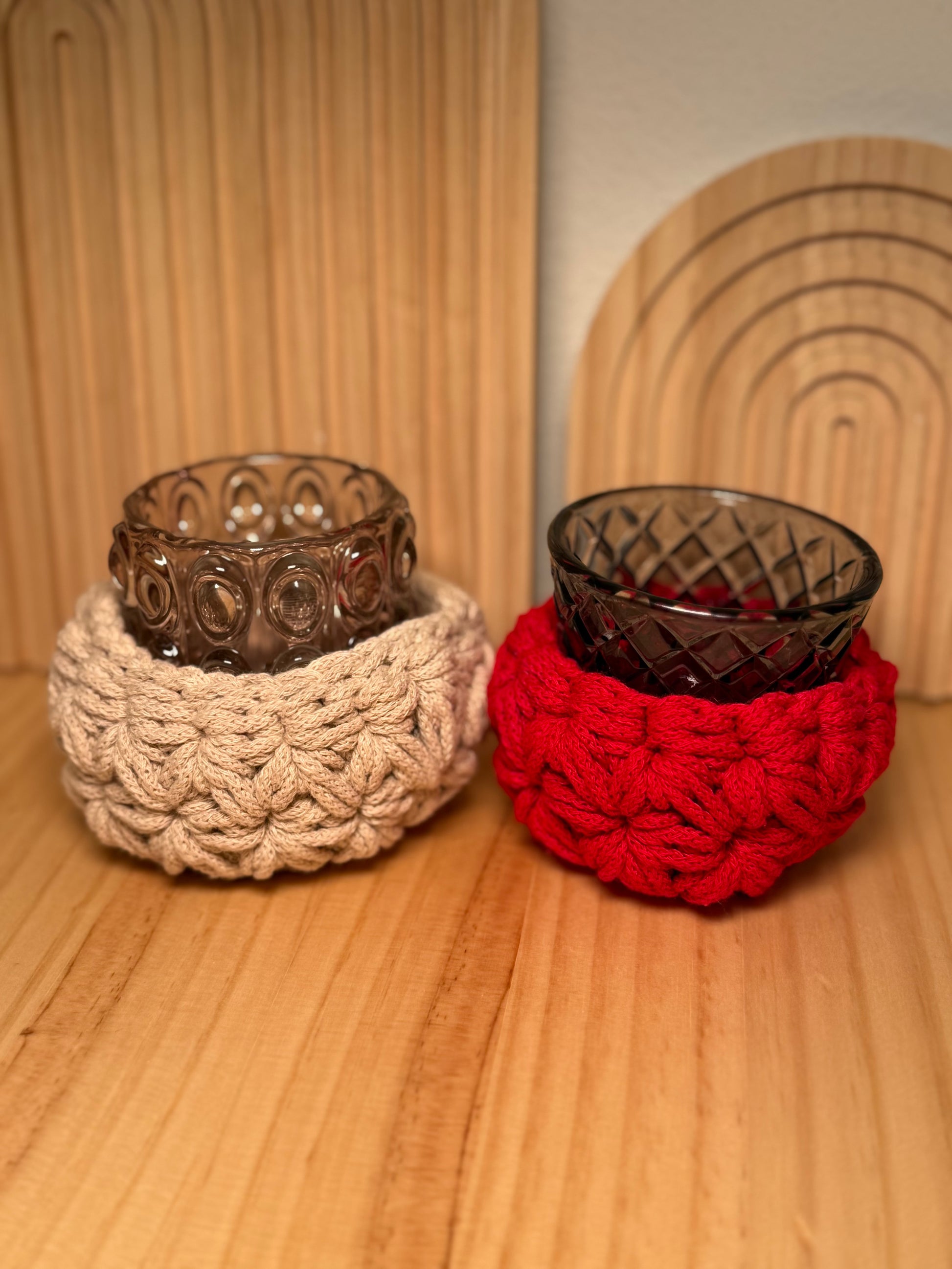 Teelichter mit gehäkeltem Korb im Jasmin- Muster