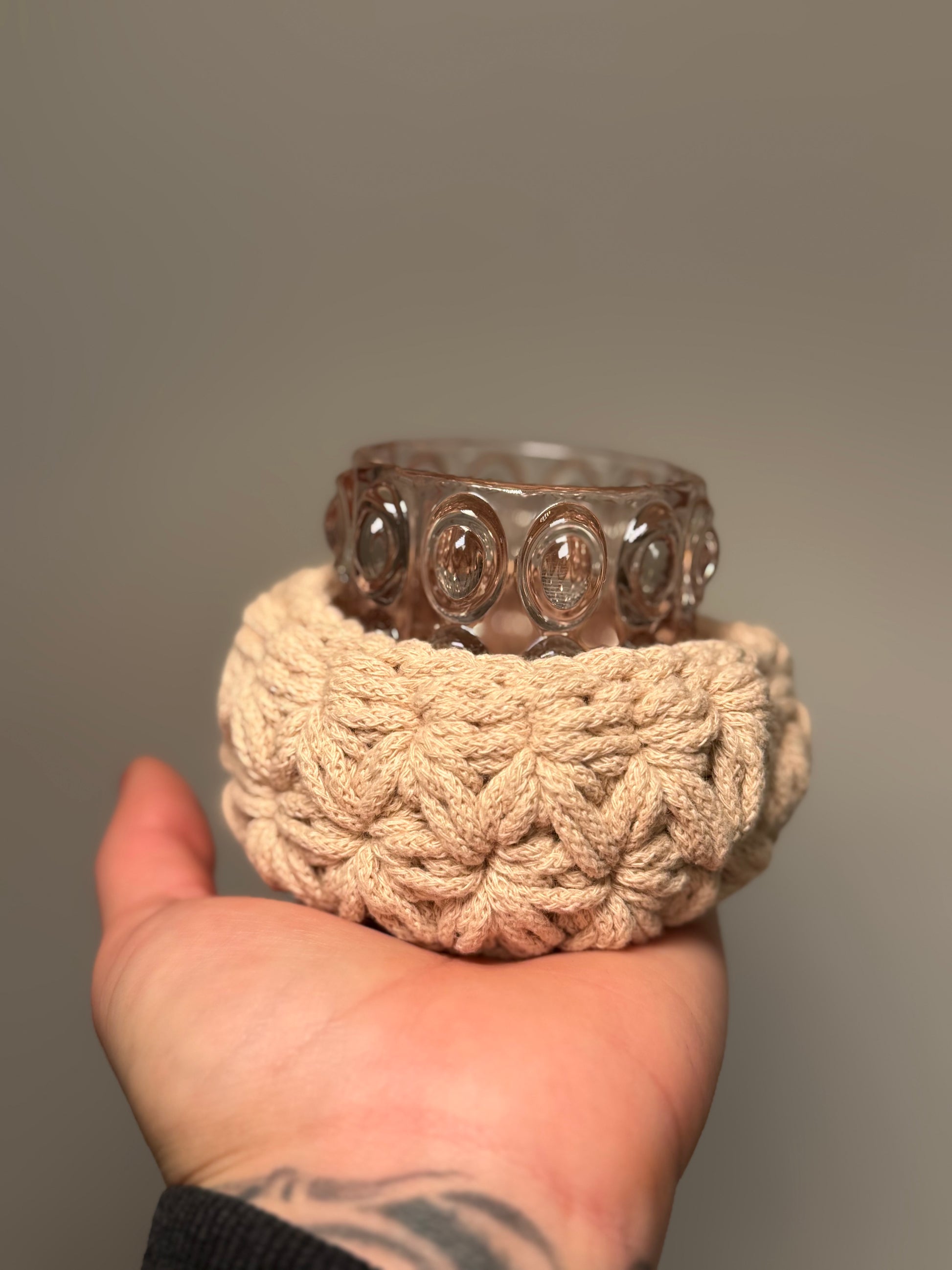 Teelichter mit gehäkeltem Korb im Jasmin- Muster