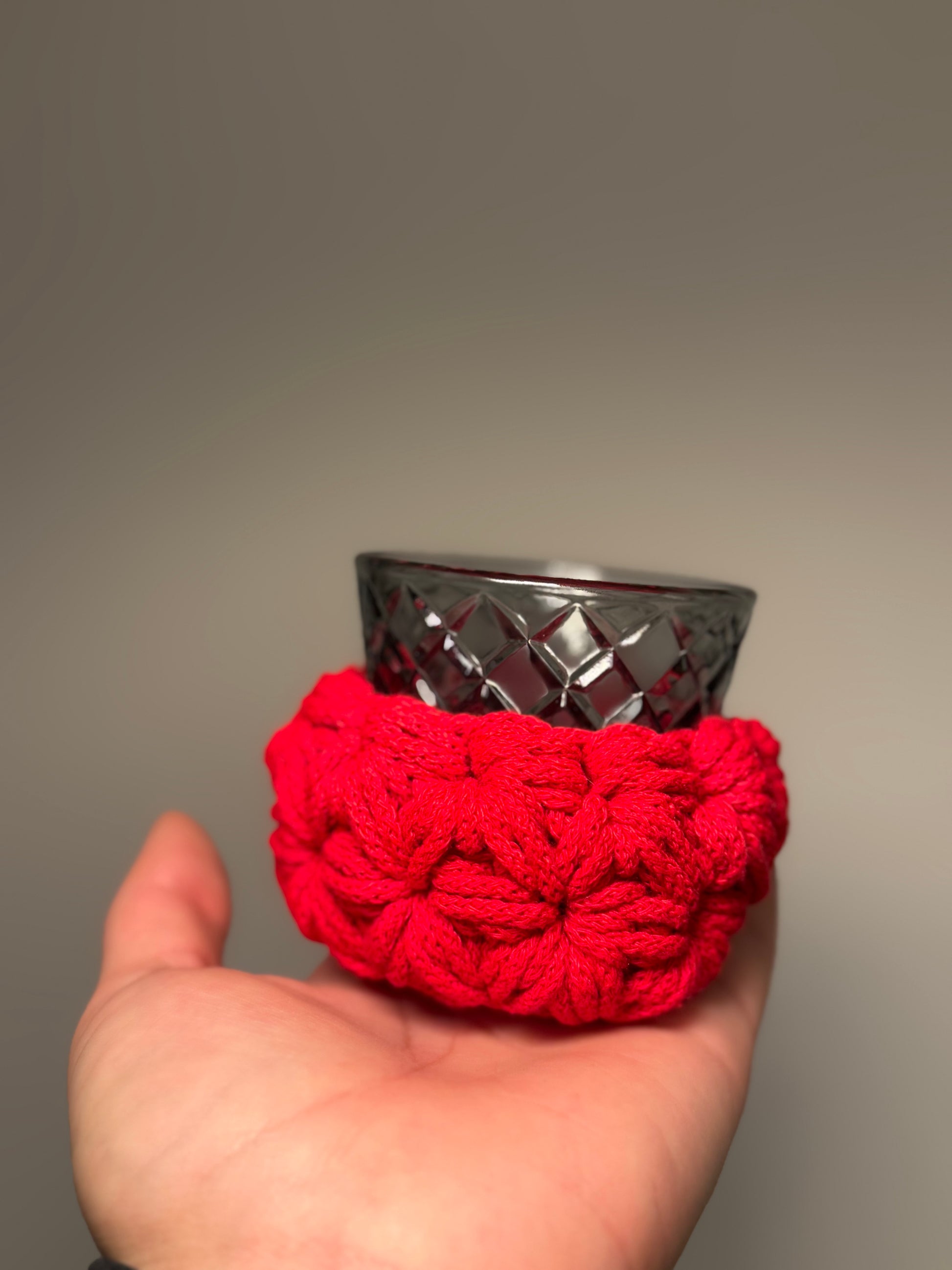 Teelichter mit gehäkeltem Korb im Jasmin- Muster